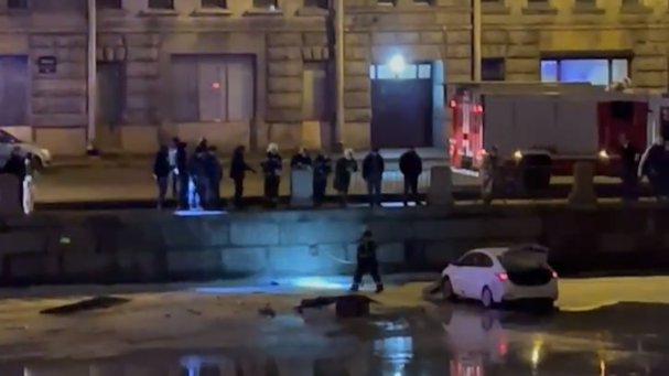 Вылетевшего на лед Фонтанки нелегала госпитализировали с переохлаждением