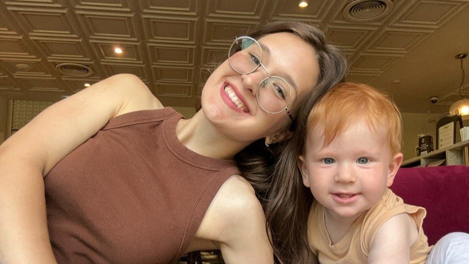 Петербурженка почти год ищет сына в Черногории