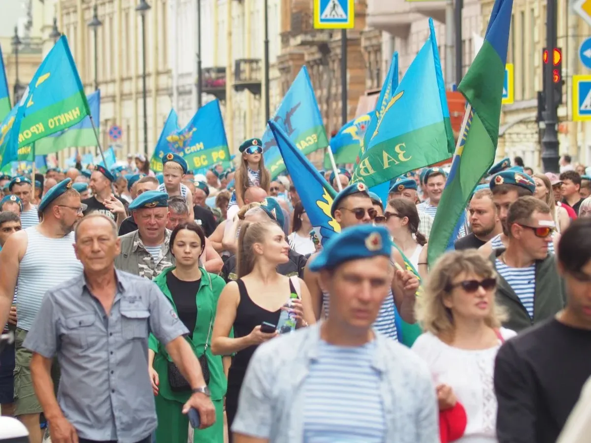 В Водоканале накануне напомнили, что традиция десантников купаться в фонтанах 2 августа — не лучшая идея. Тем не менее в этом году превентивно фонтаны отключать не будут. Они работают в обычном режиме — с 09:00 до 22:00. Однако их выключат, если заметят в чашах «желающих освежиться»