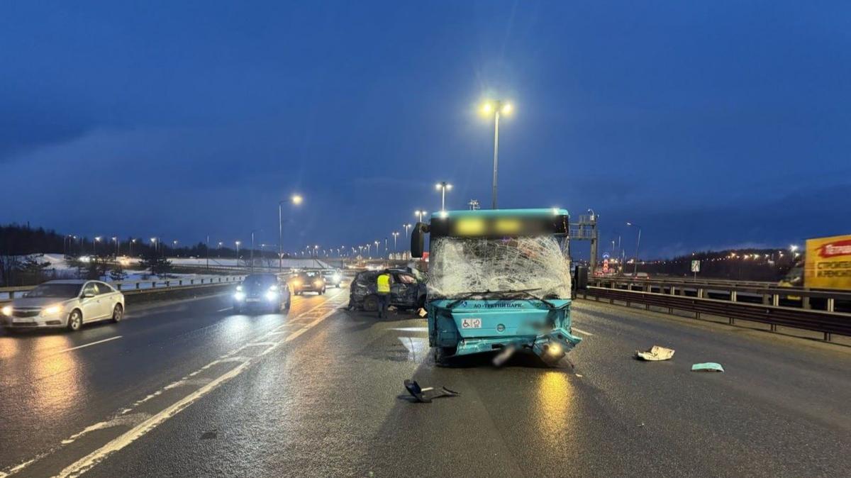 Смертельное ДТП с автобусом и иномаркой произошло на КАД в Выборгском районе утром 4 марта