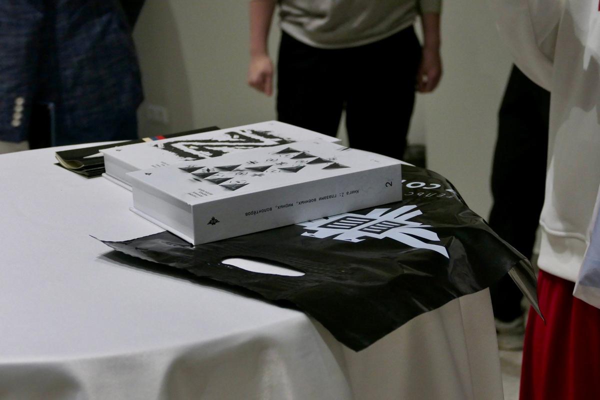 В холле у конференц-зала, где проходили чтения, «Листва» и «Черная сотня» продавали книжки. Фото: Дарья Дмитриева / MR7
