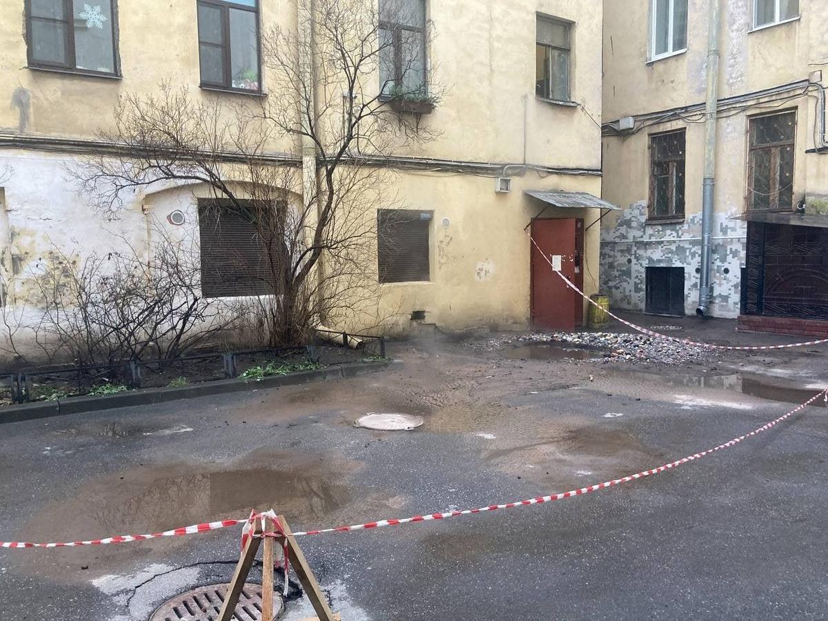 Прорыв трубы в Басковом переулке. Фото: пресс-служба администрации Центрального района