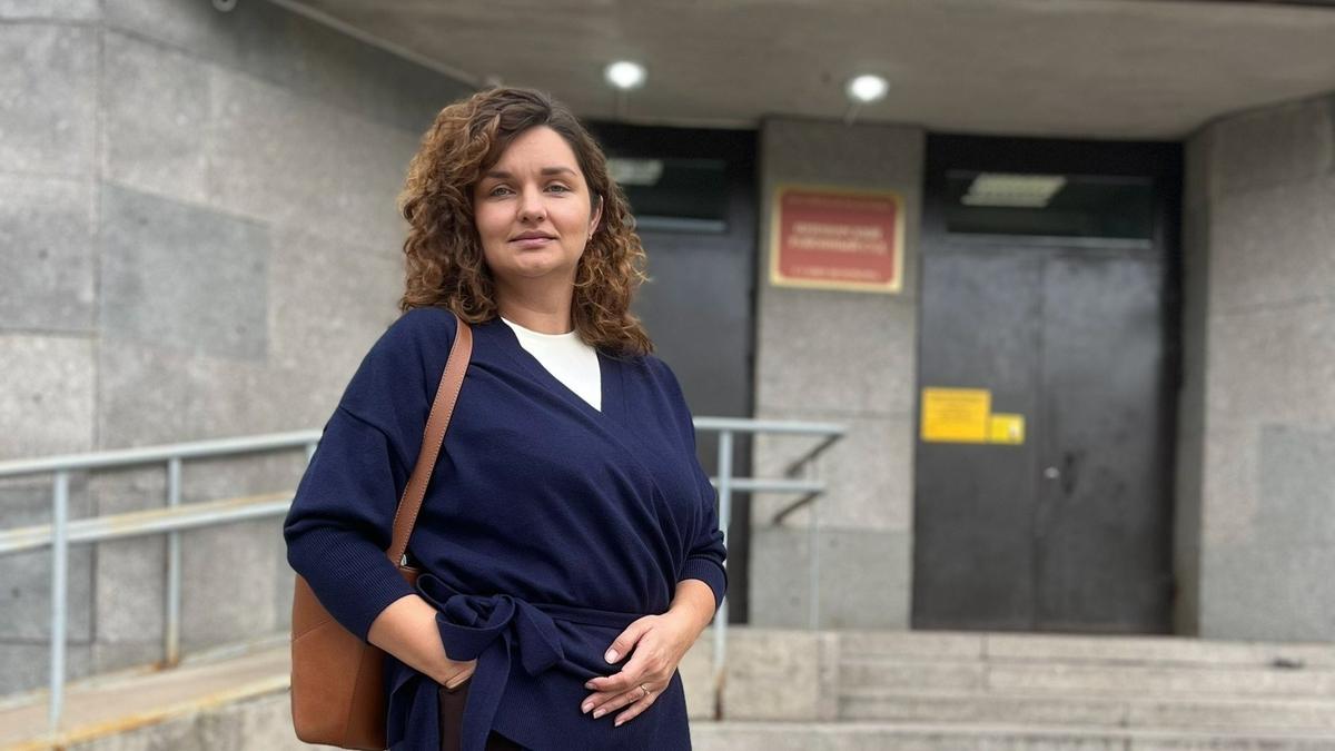 Юлия Кузьмина у здания Приморского районного суда. Фото: страница Юлии в соцсети «ВКонтакте»
