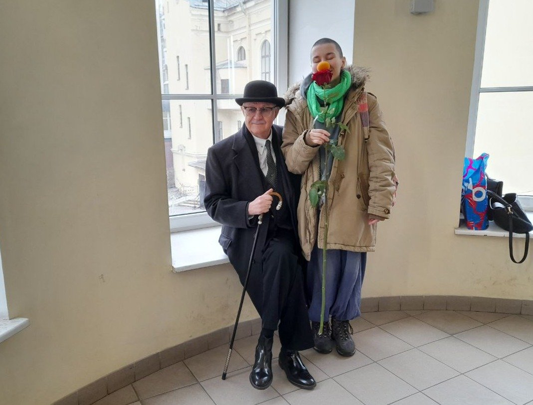 Адвокат Юрий Новолодский вместе с активисткой Ануш Паниной в коридоре суда. Архивное фото: Анна Мотовилова / MR7