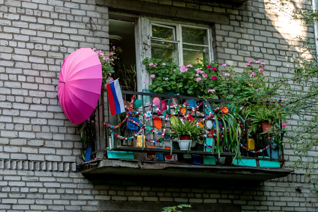 Кварталы хрущёвок строились строго по плану. Квартиры были небольшие, зато вокруг продуманная инфраструктура. Балкон_пятиэтажка_хрущевка_жилье_дом_ZOV_30004.jpg