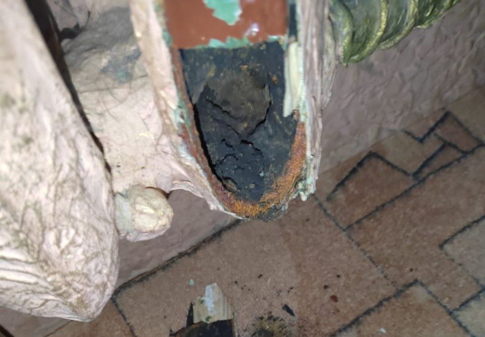 Фото лопнувшей батареи предоставлено хозяйкой квартиры, где эта батареи установлена