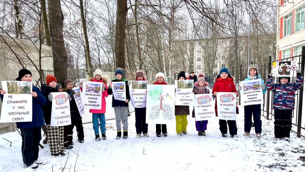 Ученики школы № 121 выступили за сохранение сквера на проспекте Науки