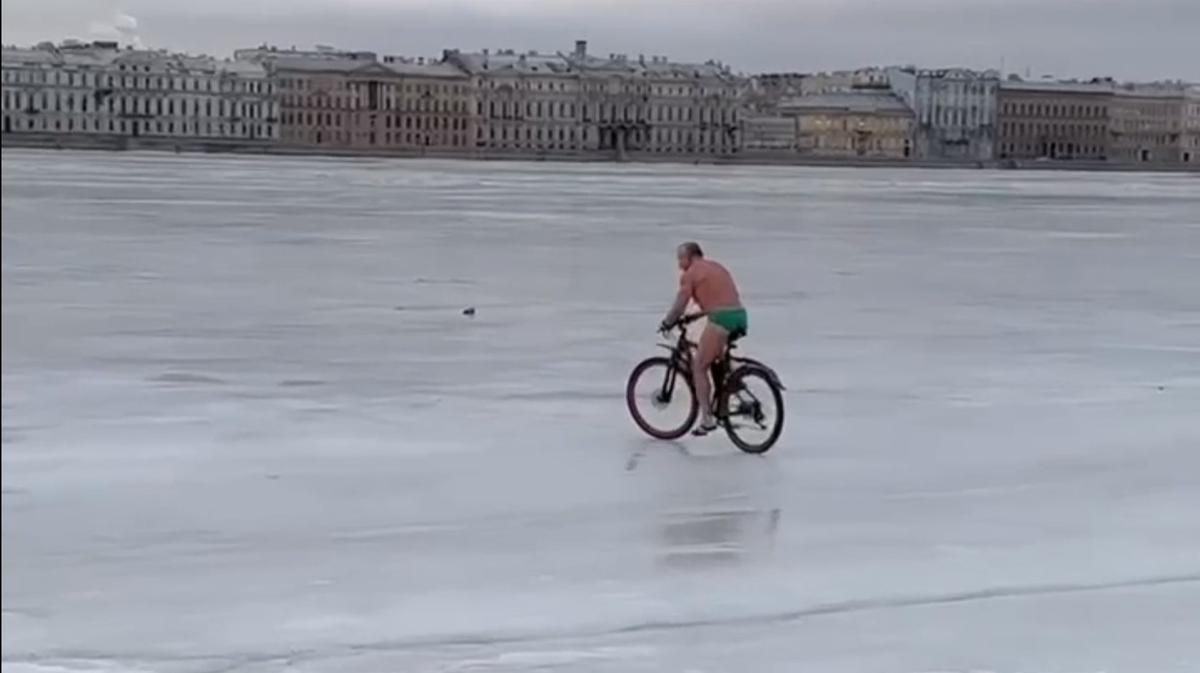 Полуголый мужчина прокатился на велосипеде по льду Невы