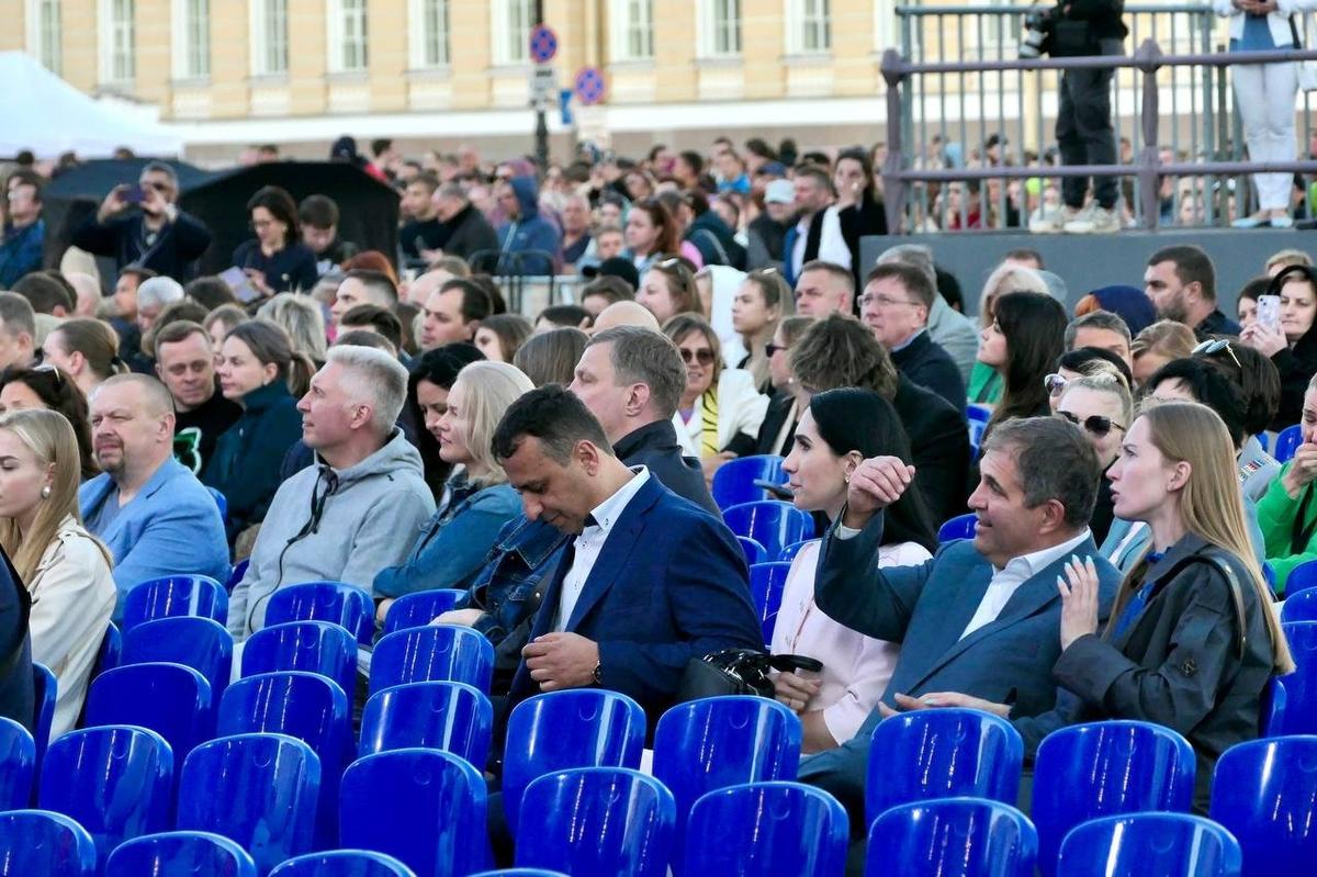 Туристы на Дворцовой площади