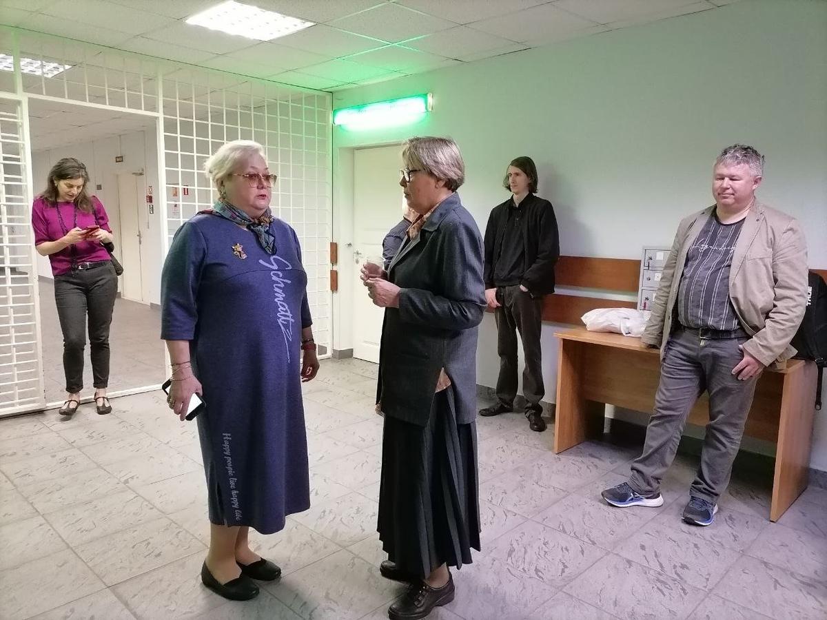 Адвокат Вероника Карагодина (слева) и супруга Александра Скобова* Ольга Щеглова (справа). Фото: MR7