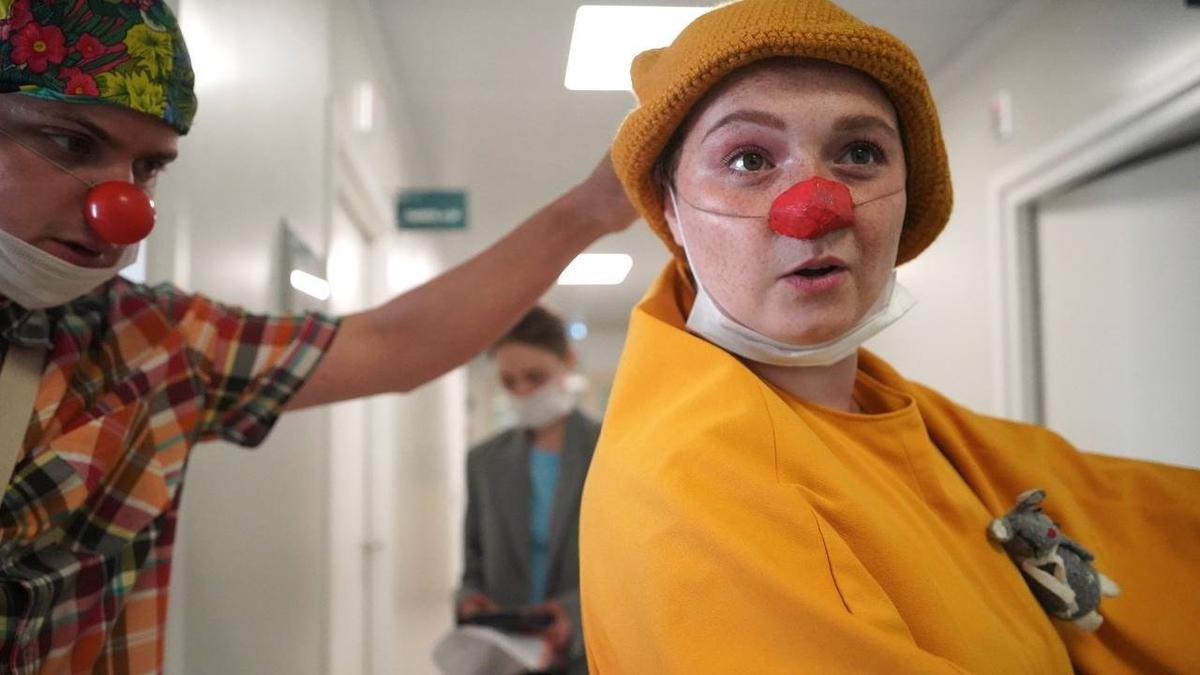 «Там, за болезнью, есть что-то ещё …»: зачем клоуны приезжают в детский онкоцентр