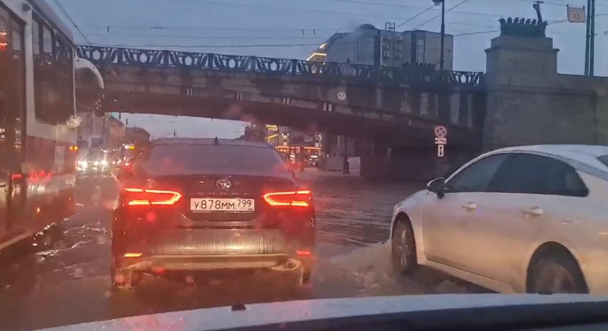 Прорыв трубы на Московском проспекте. Скриншот: видео ДТП и ЧП