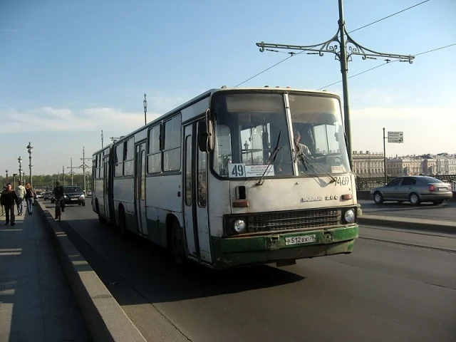 800px-Ikarus_v_Sankt-Petěrburgu.jpg