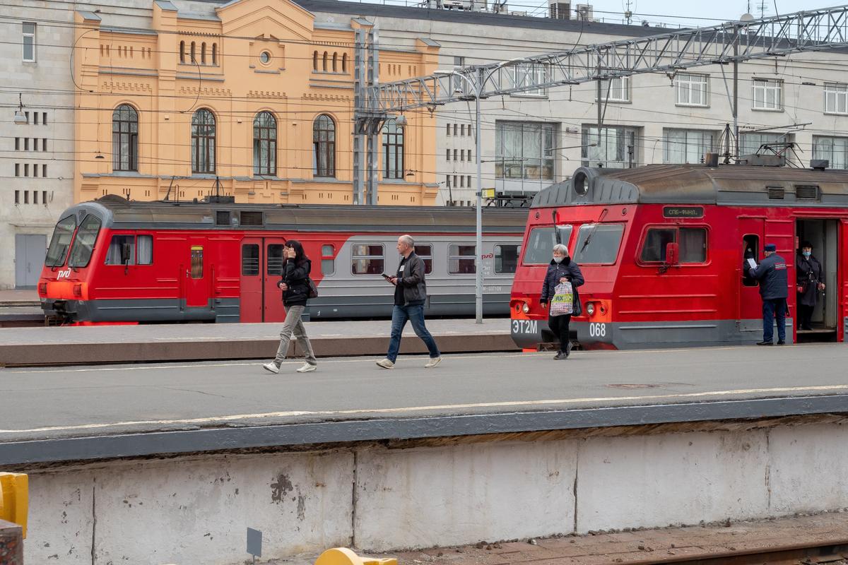 Молодой человек попал под электричку на станции Яхтенная. Сейчас  пострадавший находится в больнице. — Новости Санкт-Петербурга › МР7.ру