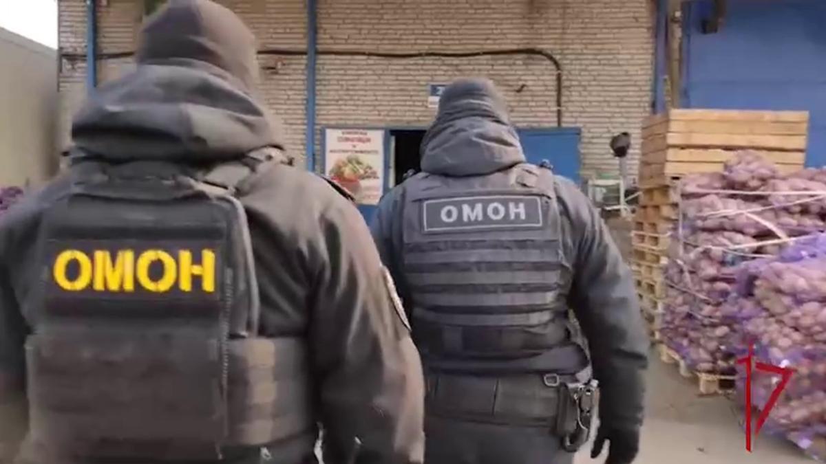 После рейда на продуктовой базе в Калининском районе 25 мигрантов оказались в военкомате