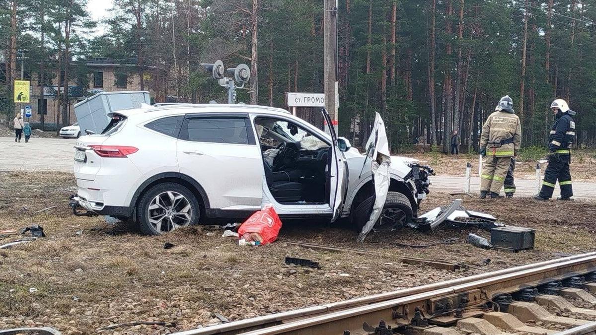 Электричка врезалась в автомобиль у станции Громово | 31.03.2024 |  Санкт-Петербург - БезФормата