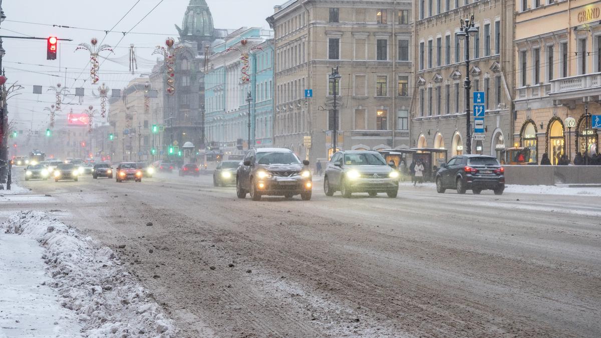 Днем во вторник петербуржцы стоят в девятибалльных пробках