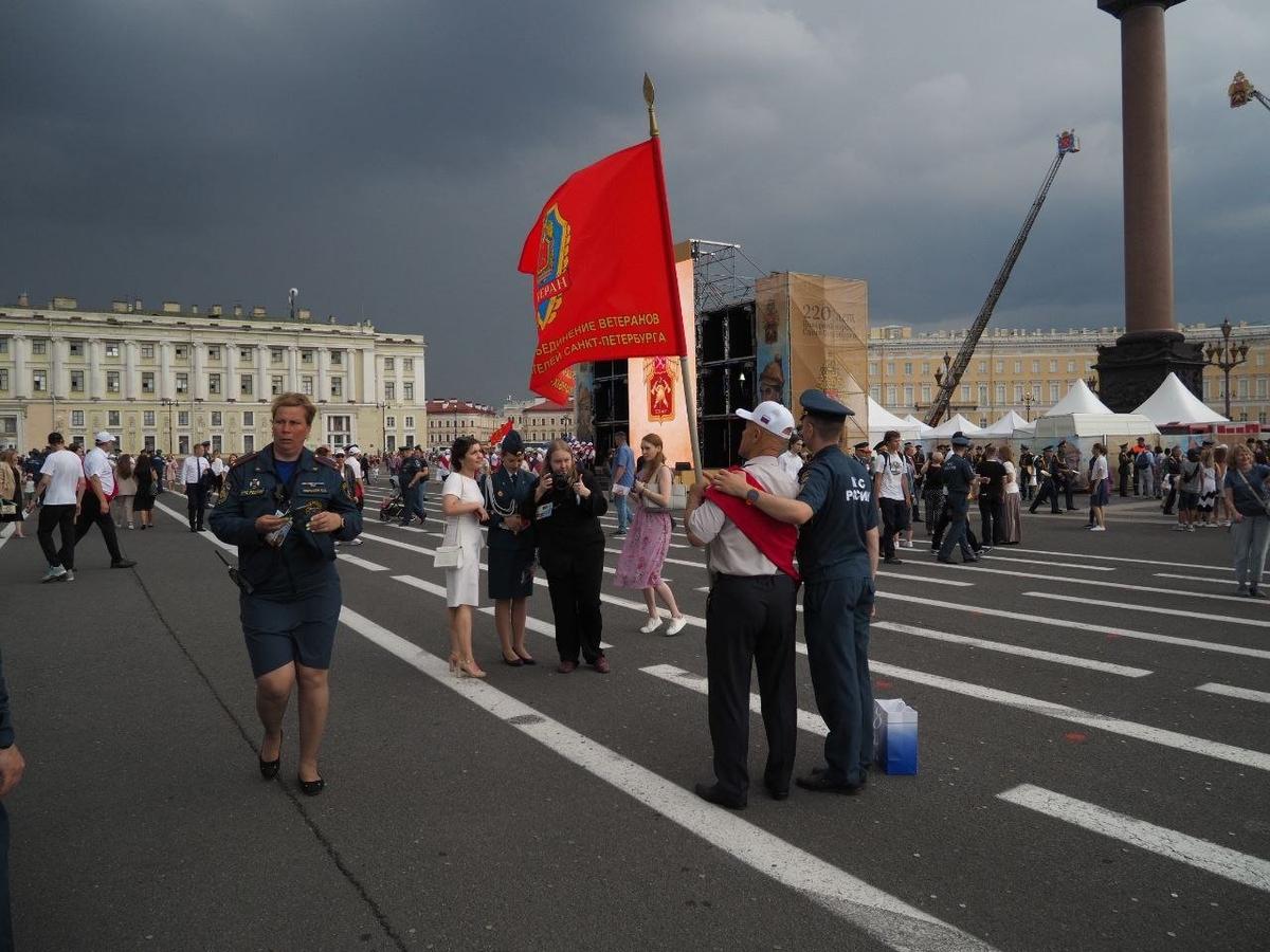 Мероприятие на дворцовой площади сегодня в питере. Парад на Дворцовой площади 30 04 24. Дворцовая площадь. Пожарный парад. День пожарной охраны Санкт-Петербурга.