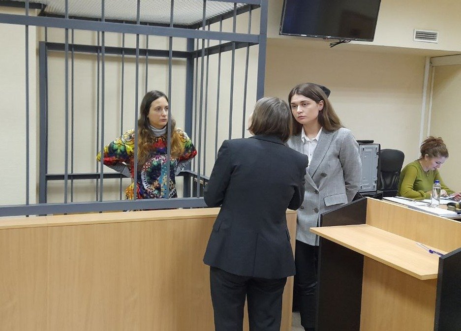 Саша общается со своими защитницами Маргаритой Кисляковой и Яной Неповинновой. Фото: Анна Мотовилова / MR7