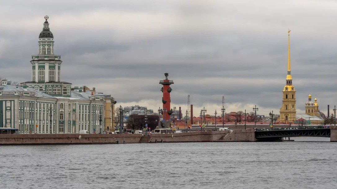 Факелы Ростральных колонн зажгут в Петербурге в честь Дня России