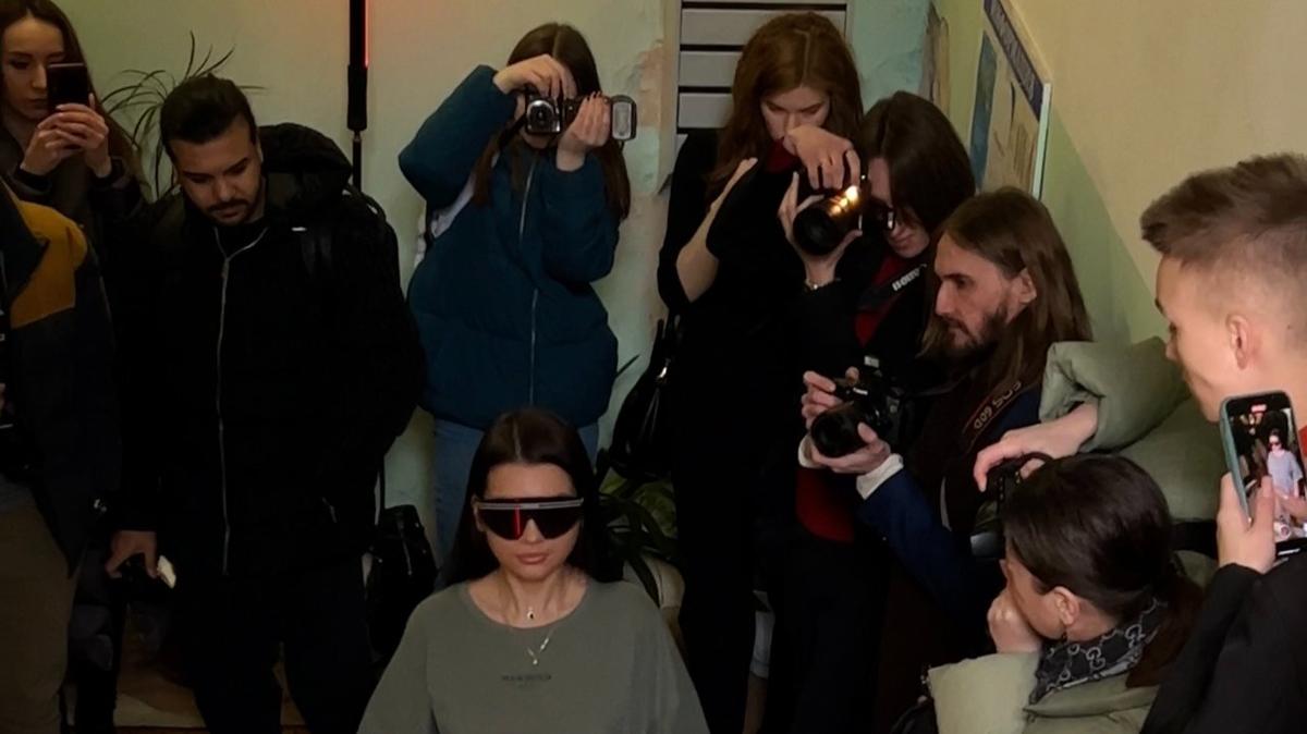 В парадной дома на Можайской улице провели показ мод