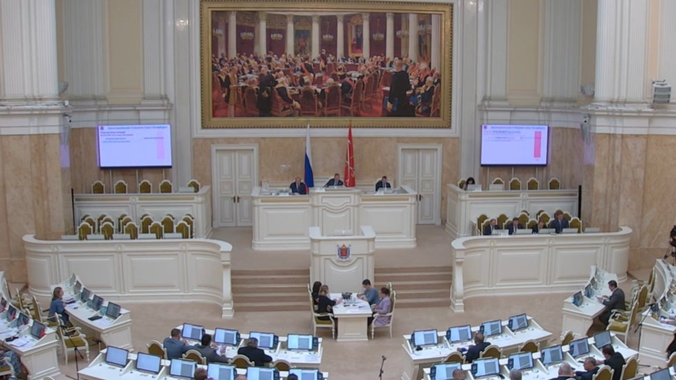 Скриншот трансляции заседания ЗакСа Петербурга