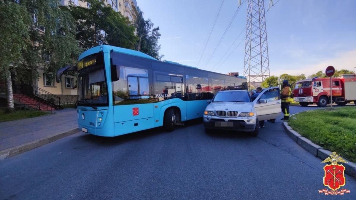 Трёхлетний мальчик пострадал в ДТП с автобусом на Парашютной улице