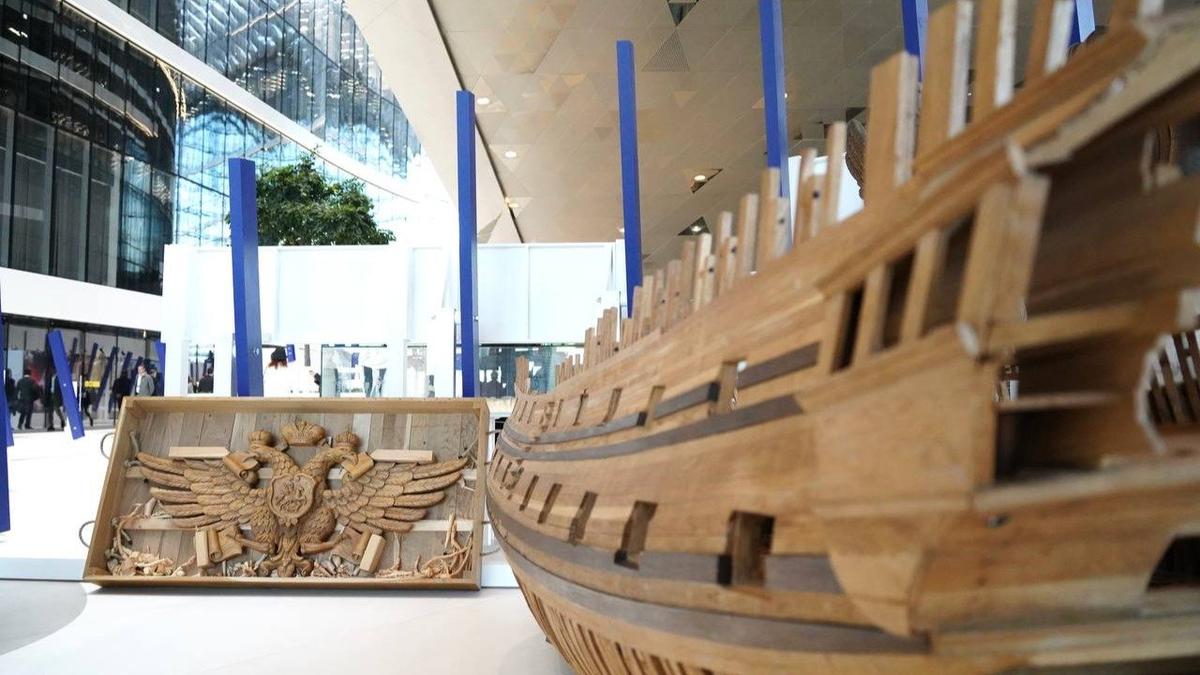 В «Лахта Центре» открылась инсталляция «Путь шедевра»