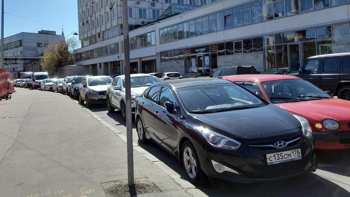 «Полезные для бюджета» vs «антисемейные для жителей»: на Васильевском — скандал из-за будущих платных парковок