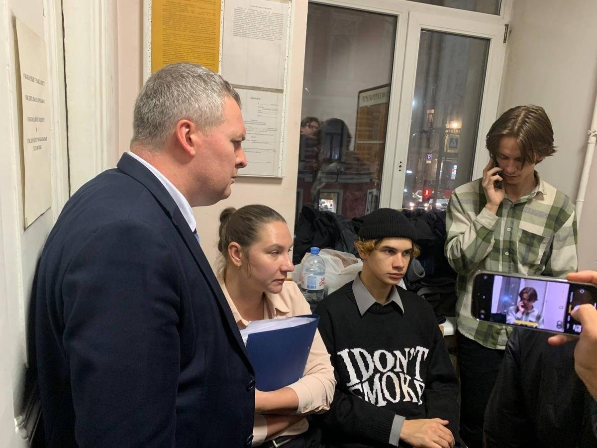 Гитарист (справа), барабанщик (второй справа) и их адвокаты перед залом суда. Фото: MR7