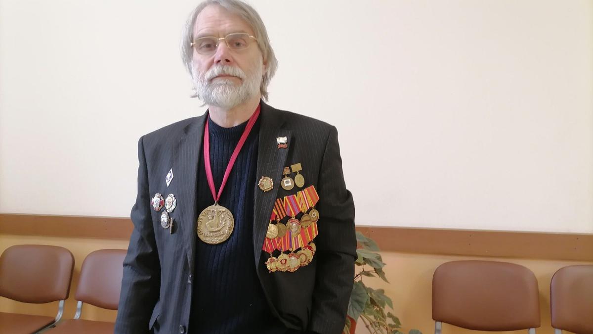 Обвиняемый по статье «фейки об армии» краевед пришёл в суд с медалями и орденами