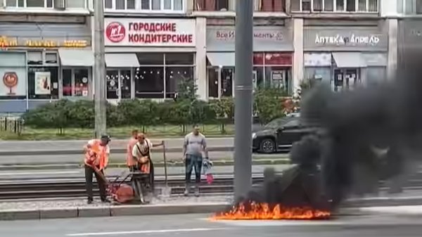 Асфальт загорелся во время дорожных работ на проспекте Просвещения