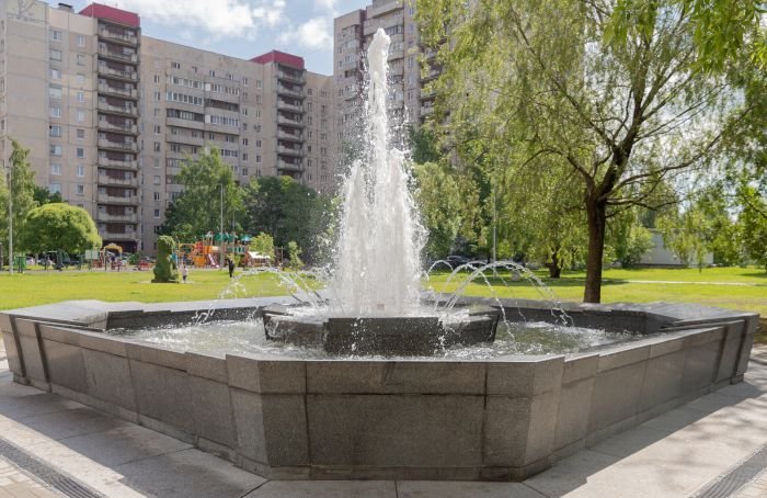 На улице Щербакова восстановили фонтан, построенный к 300-летию Петербурга