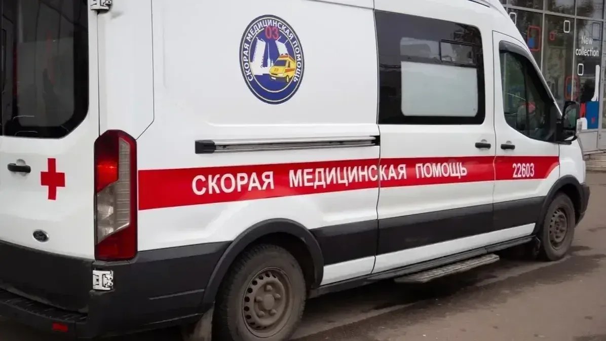 Двухлетний мальчик выпал из окна второго этажа дома в Подпорожье