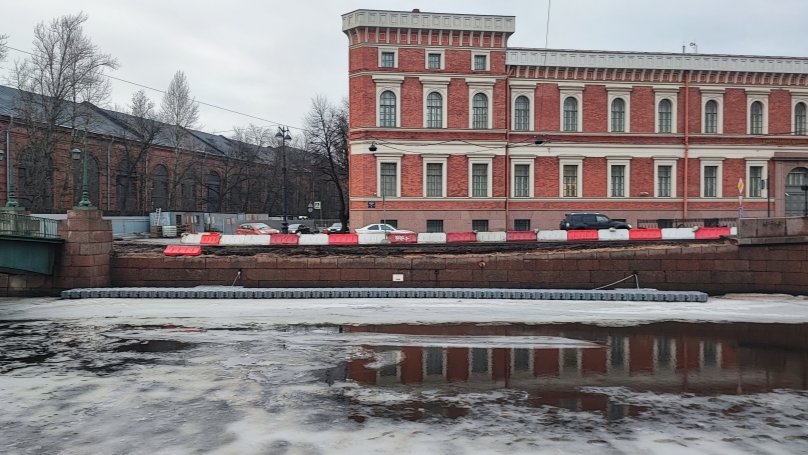 На правом берегу набережной Мойки у Поцелуева моста начался капремонт