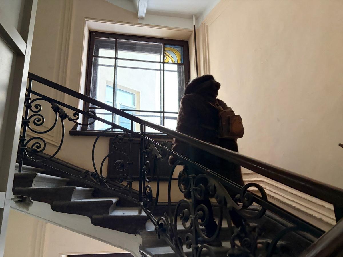 Светлана поднимается к окну к деревянному окну с витражом. Фото: Валерия Шимаковская / MR7