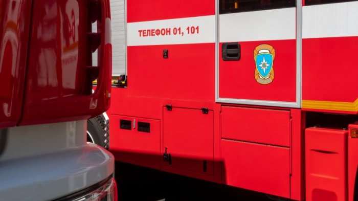 В Калининском районе загорелся цех завода ЛОМО