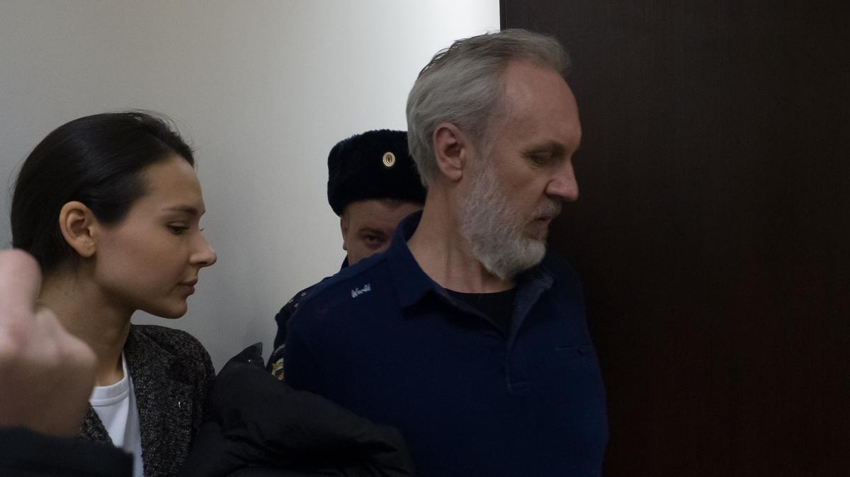 Адвокат Луиза Магомедова и Иоанн Курмояров в сопровождении конвоя. Фото: Олег Золото / MR7