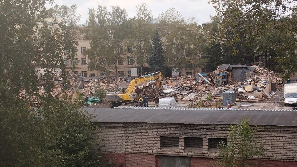 На улице Пугачева снесли корпуса школы ФЗУ Ленэнерго