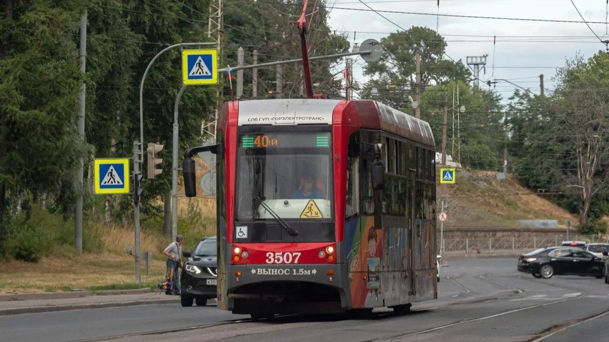 На севере Петербурга от хулиганов пострадал трамвай, ущерб оценили в 300 тысяч рублей