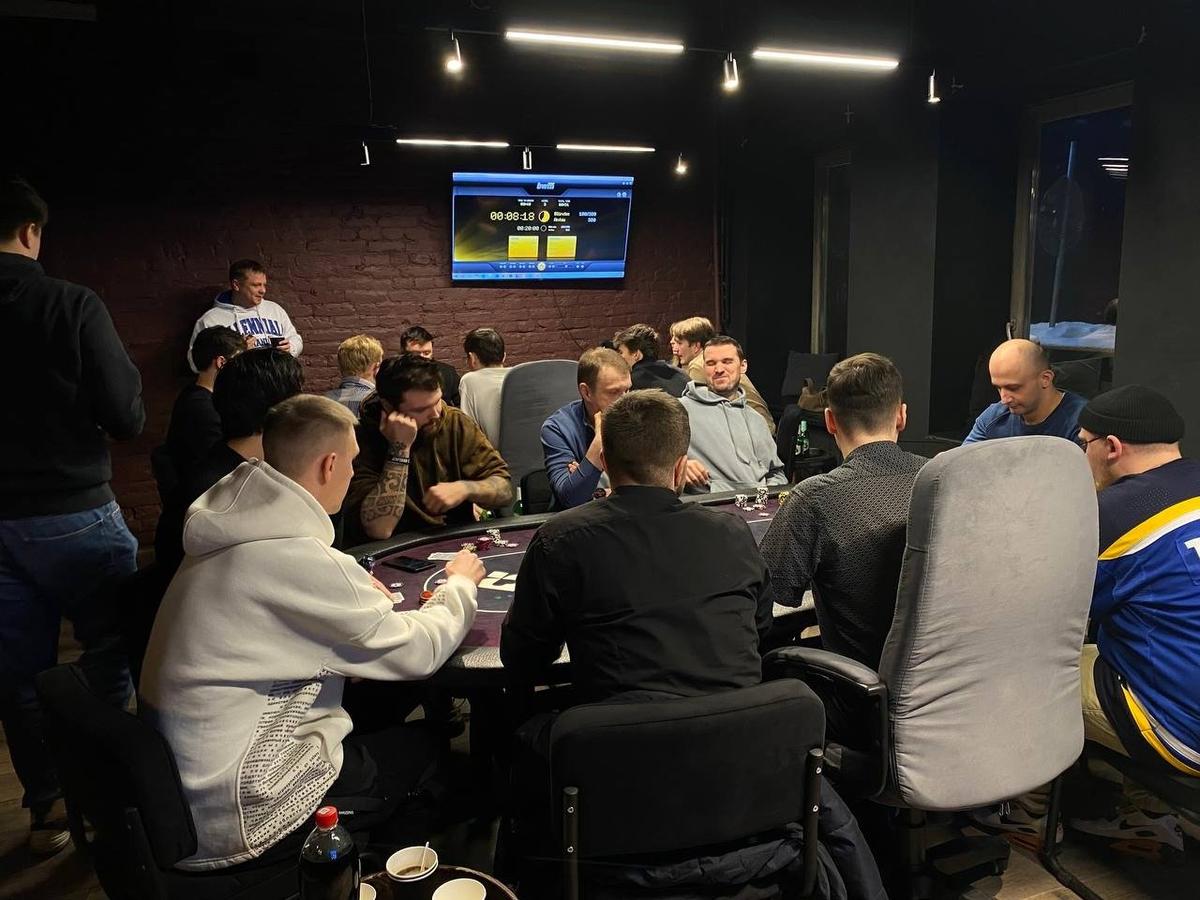 Турниры в клубе проводят почти каждый день. С 18:00—19:00 до 22 все гости могут поиграть в свободном формате, а с 22:00 начинается турнир — пока не останется один победитель, который оставит всех соперников без фишек. Фото: Ася Горецкая