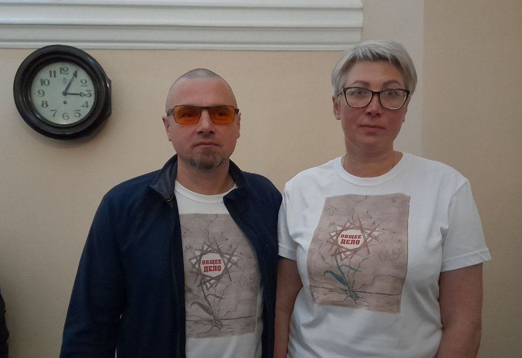 Даниэль и Татьяна Балазейкины. На их футболках — фраза, которой Егор заканчивает свои письма. Фото: Анна Мотовилова / MR7