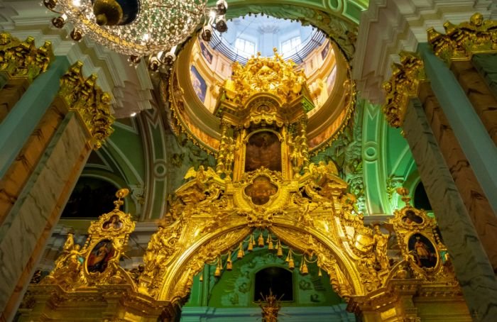 Уникальному иконостасу Петропавловского собора — 300 лет
