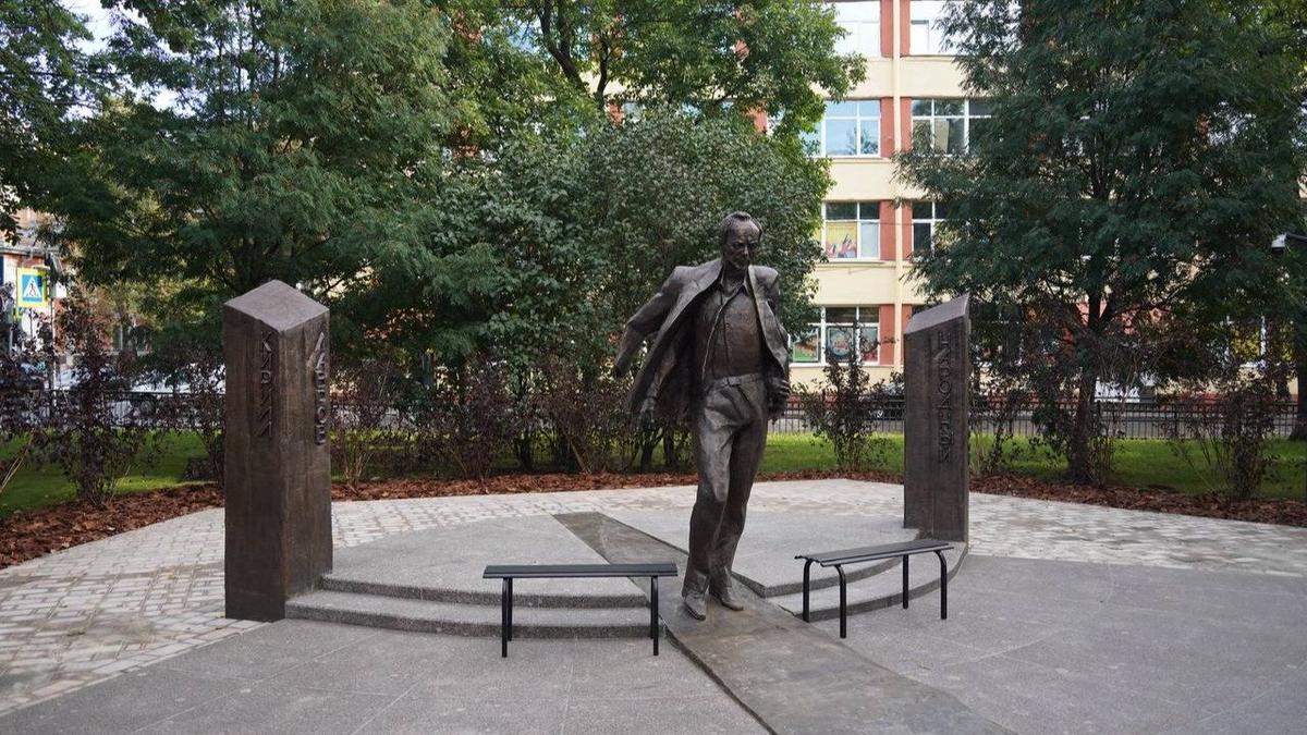 Памятник актёру Кириллу Лаврову открыли на Петроградской стороне