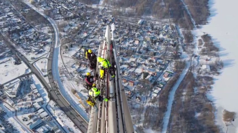 «Лахта Центр» показал работу альпинистов на вершине небоскреба