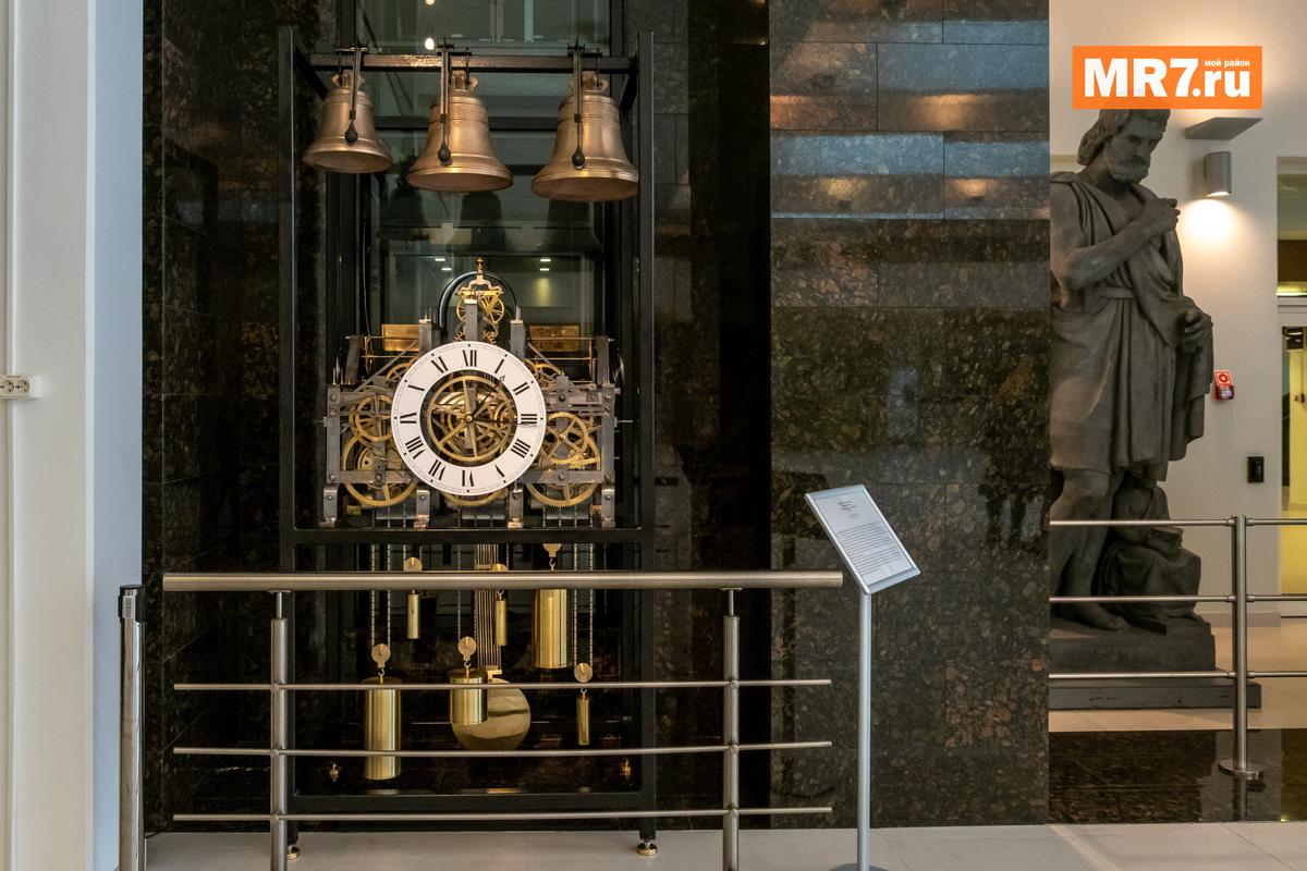 Часы, которым почти 200 лет, теперь будут встречать перезвоном посетителей фондохранилища. Фото: Олег Золото / MR7