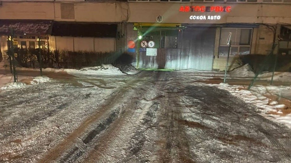 На семи адресах, по которым выезжала скорая в Петербурге, выявили нарушения уборки снега