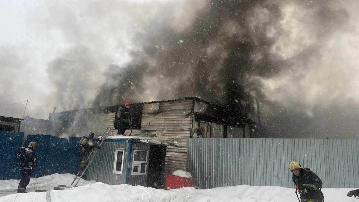 В автосервисе на улице Салова в Петербурге тушат крупный пожар | 14.02.2024  | Санкт-Петербург - БезФормата