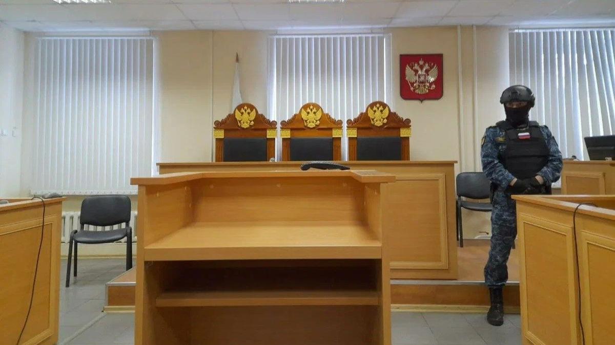 Оскорбивший и ударивший полицейского петербуржец отделался штрафом