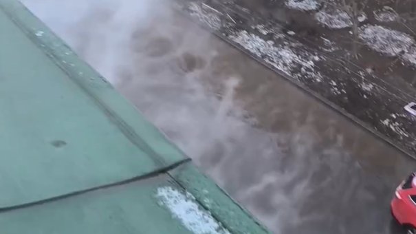 Трубу с кипятком прорвало на Серпуховской улице
